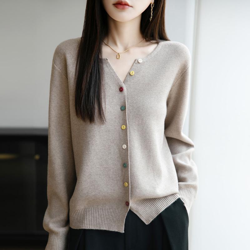The New Soft and Smooth Knitted Sweater for Autumn Is Stylish and Slimming. It Can Be Paired with A V-neck Cardigan for Women