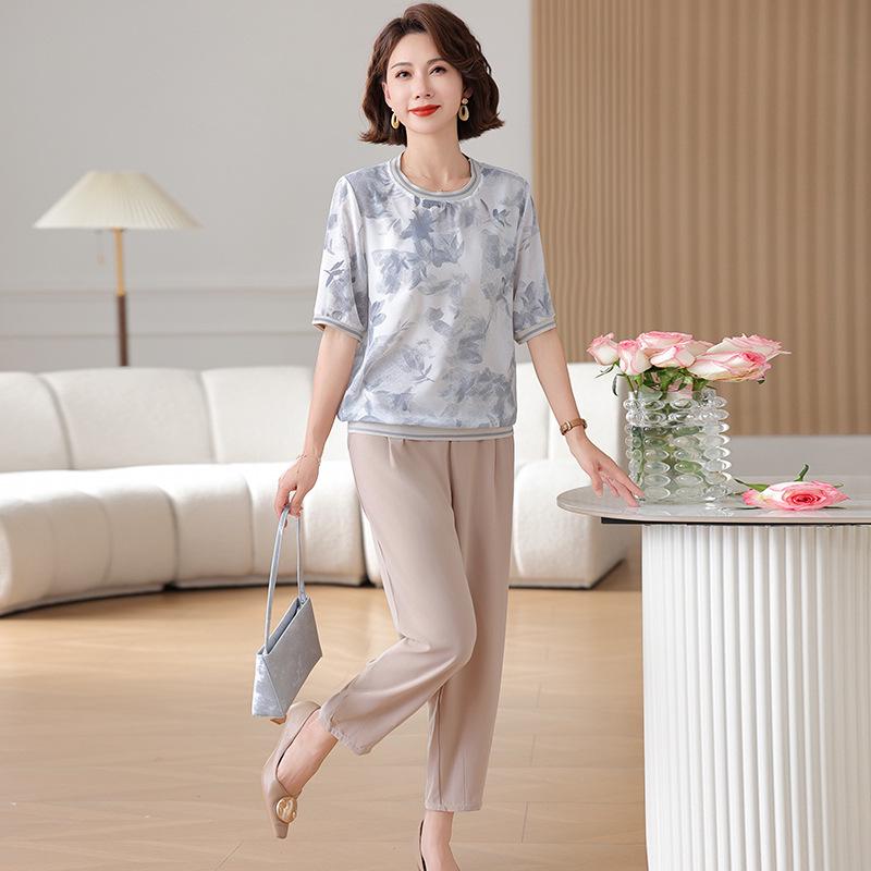 Stylish 2026 Summer Set for Women: Short-Sleeved Top and Pants Two-Piece for Middle-Aged and Elderly Moms