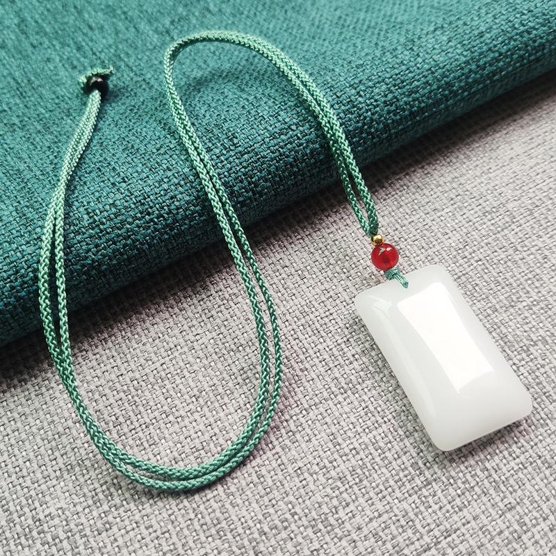 

Ожерелье-кулон унисекс из зеленого и белого нефрита в форме куба - модный аксессуар для пары