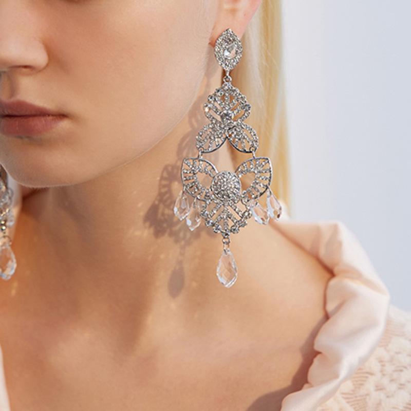 Artificial crystal flower fringed earrings, high-end explosive temperament earrings, light luxury and versatile earrings.