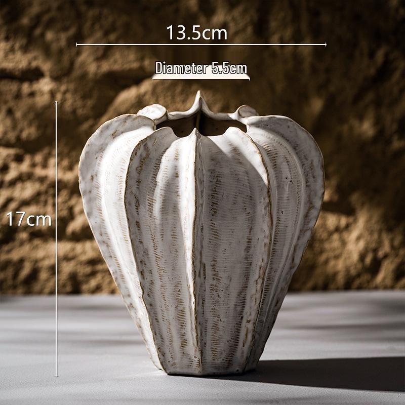 Keramikvase mit weißem Blumendesign für die Tischdekoration