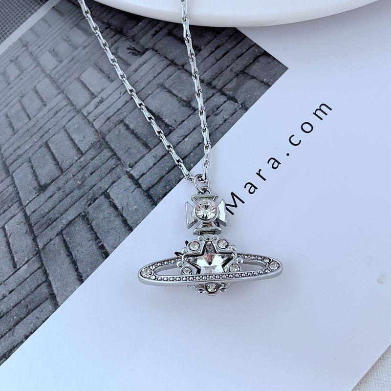 

Барвистий пентаграмний інкрустований металевий кулон Сатурн платиновий