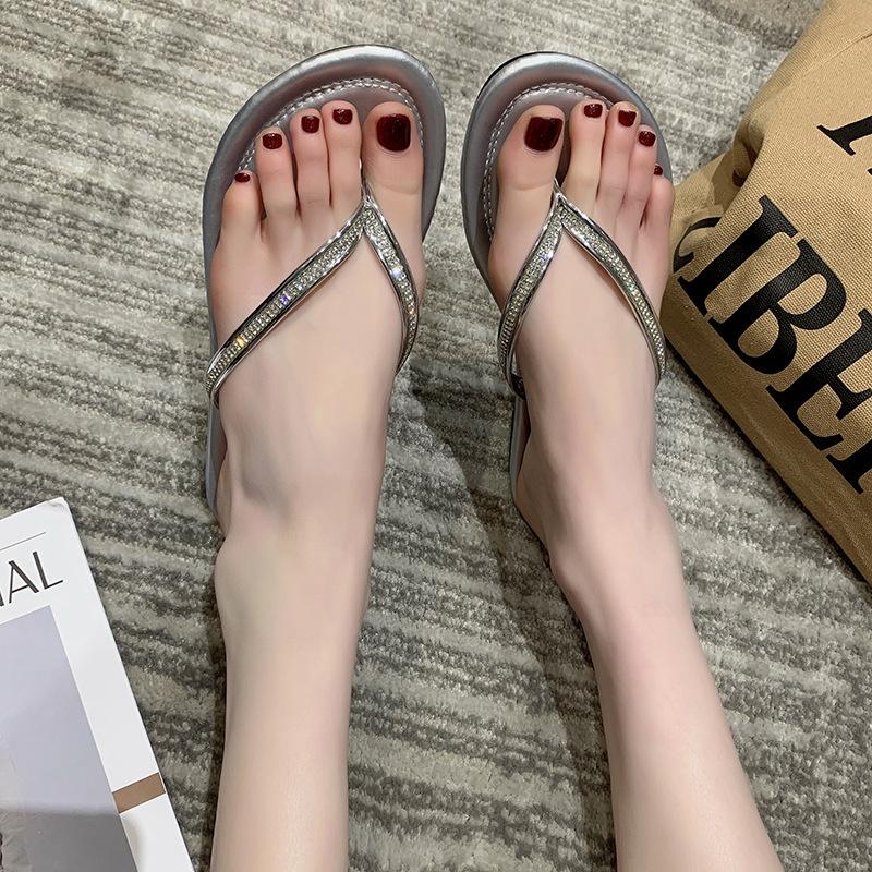 Hongtong | 2025 new flip-flops women's Korean version of flat-bottomed slippers casual large-size outer slippers women