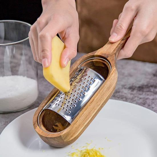 Scatola per grattugia in acciaio inossidabile Manico lungo Grattugia in legno Rimovibile in legno di acacia Strumento per triturare il formaggio