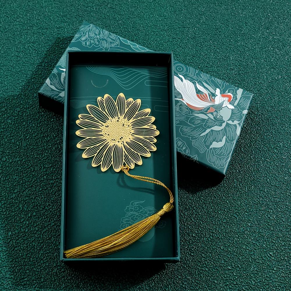 

An Elegant and Sophisticated Metal Bookmark with Intricate Leaf Vein Design, A Reading Accessory Perfect for Novel Enthusiasts and A Thoughtful Gift f
