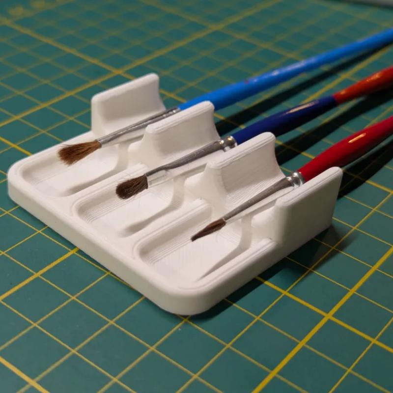 A Plastic Brush Holder with A Polished Surface That Is Easy To Clean, Portable, and Space-Saving. It Is Suitable for Watercolor, Oil