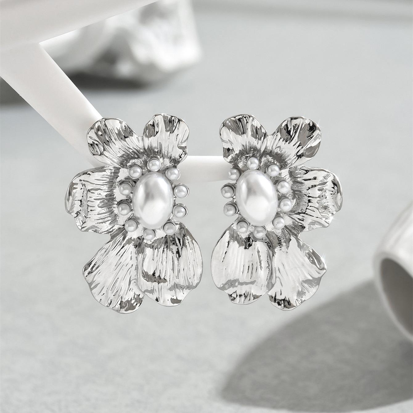 

Серьги в виде цветка из металла с инкрустацией из жемчуга, женские универсальные серьги-гвоздики высокого класса, модные серьги