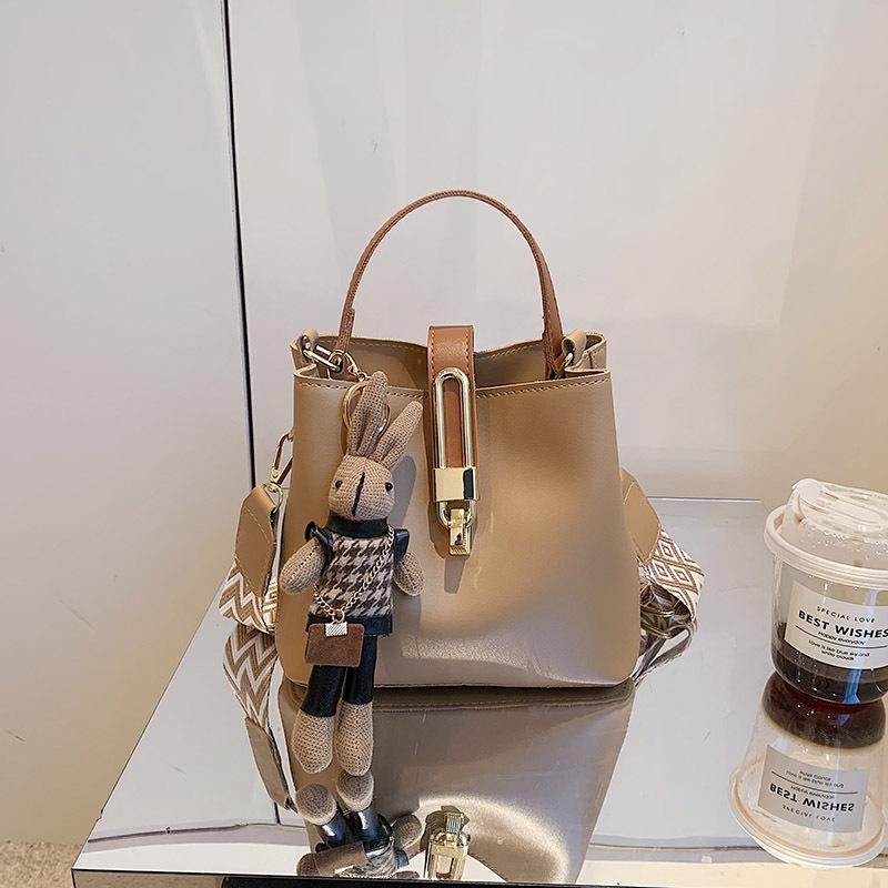 Fashion commuter small bag, new women's bag, popular wide shoulder strap messenger bag, fashionable portable bucket bag.