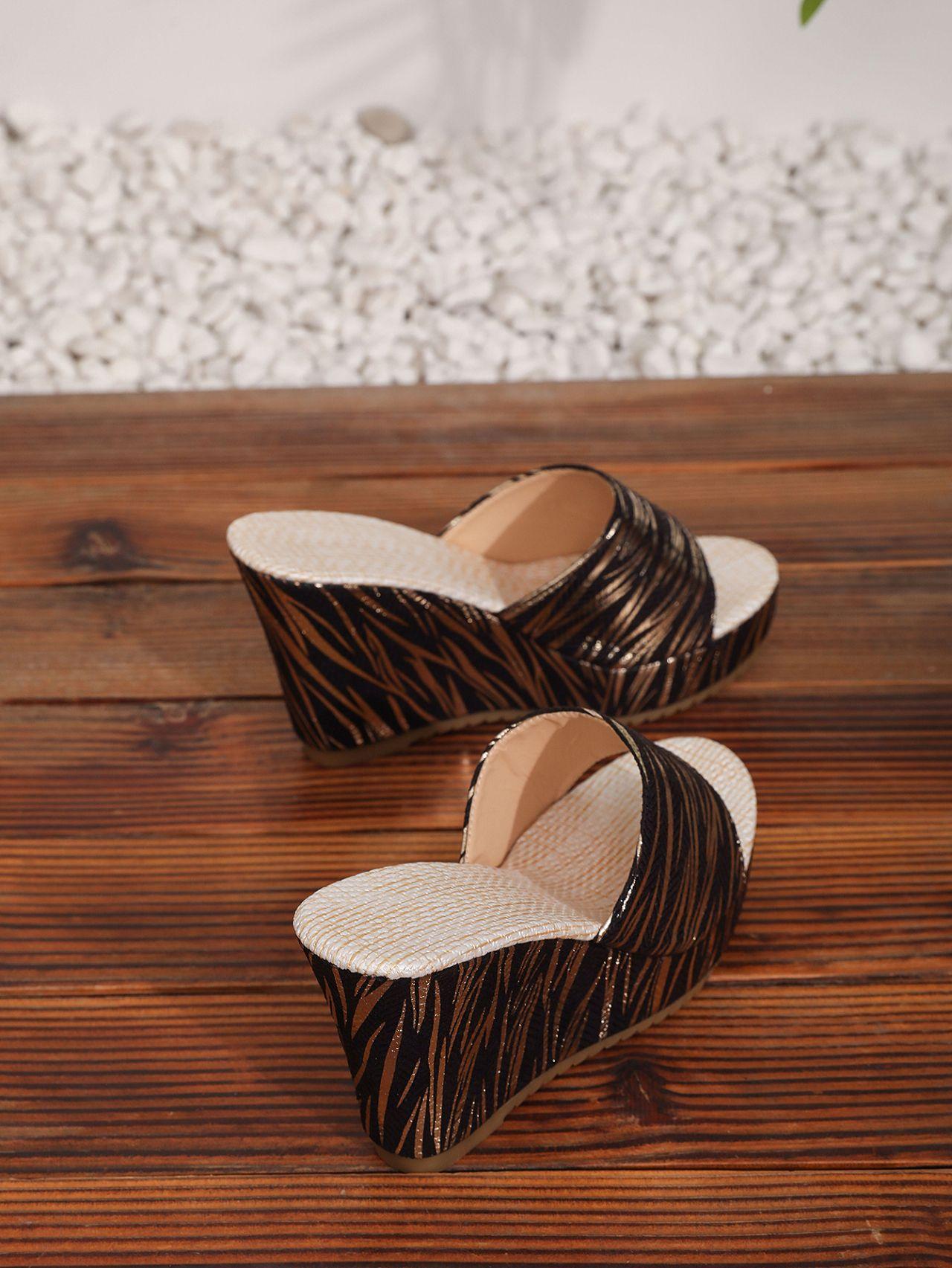 

Slope heel European and American large size cool slippers women s 2025 new fashion outer wear wicker color matching muffin thick-soled slippers 35 чёрный