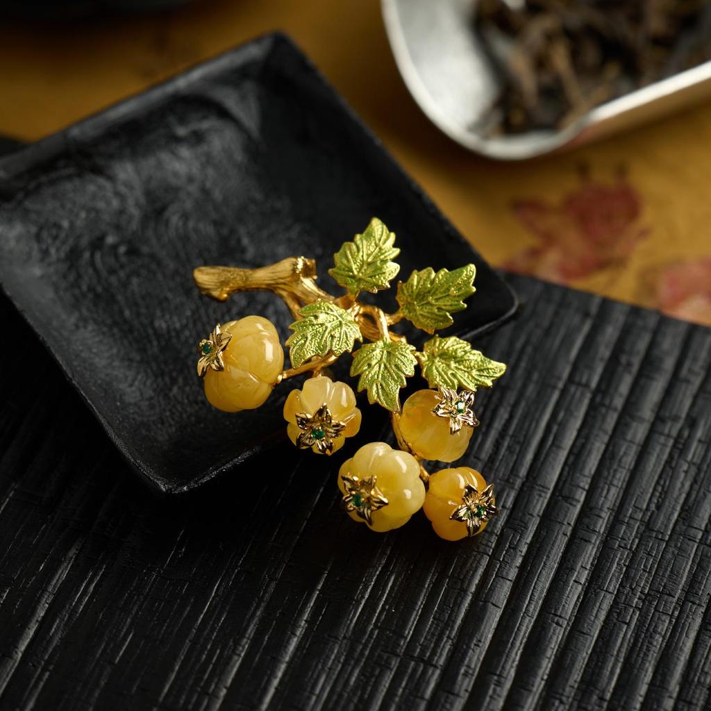 Amber Beeswax Brooch: Elegant Retro Design Cheongsam Accessory and Gift Corsage