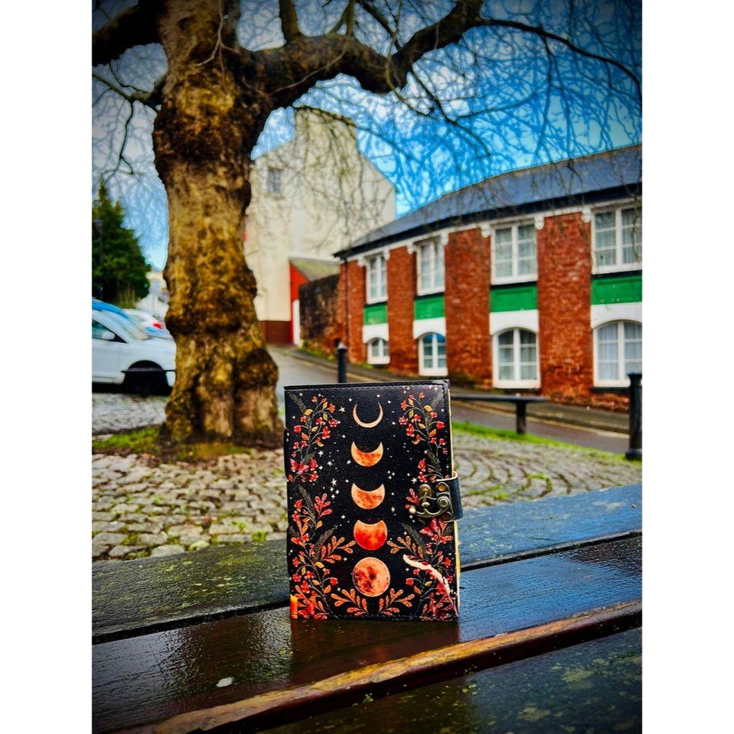 

Блокнот из кожи в винтажном стиле «Лунное затмение» для мужчин и женщин Кожаный скетчбук, Лучший рождественский подарок Кожаный гримуар! Книга теней 7 x 5 in