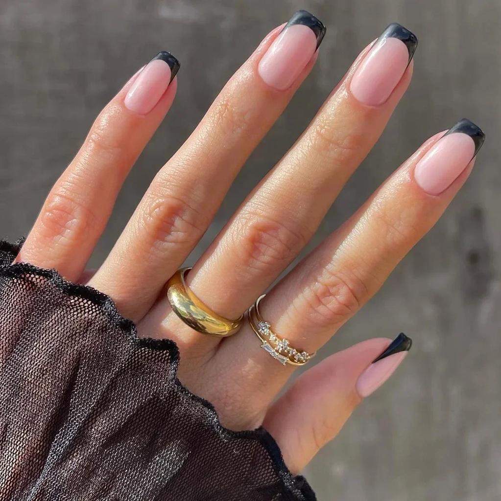 24Pcs Nude White French Fake Nail Short Square Nail Tips Fashion Wearable False Nails with Glue Simple Full Cover Press on Nails