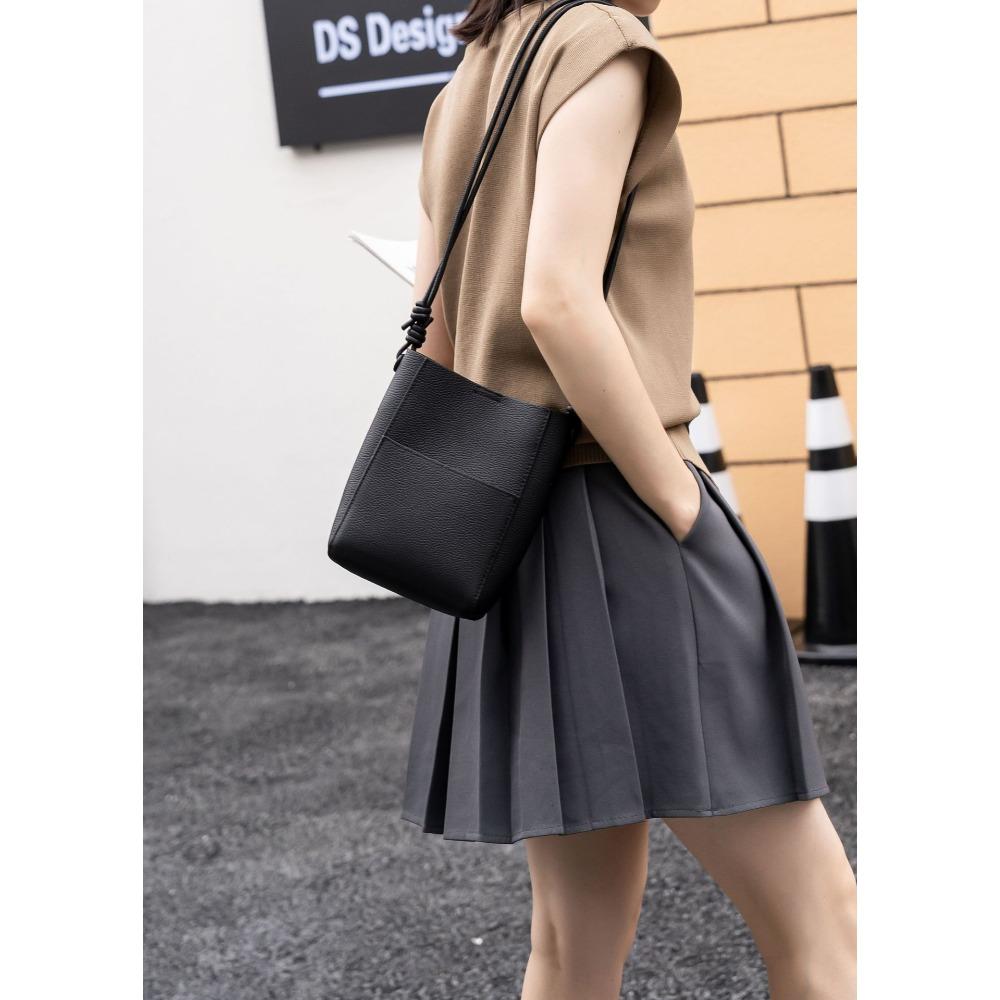 

New Top Layer Cowhide Leather Lightweight and Simple Tote Bag for Women Versatile Bucket Crossbody Bag Knot Adjustable Shoulder Bag чорний