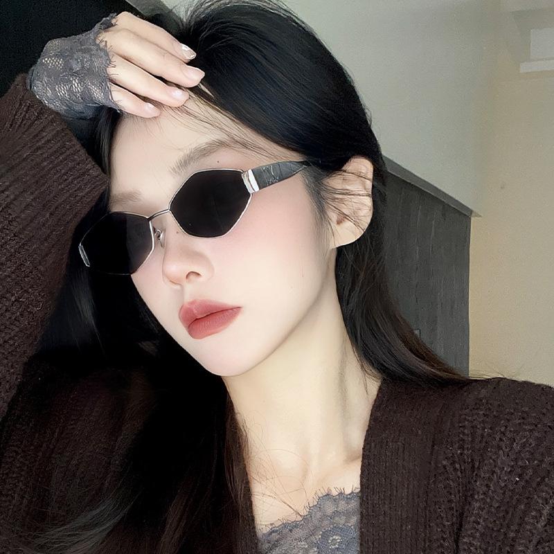 2025 Retro Diamond Small Face Sunglasses - Y2K Hip Hop Sunshade for Women