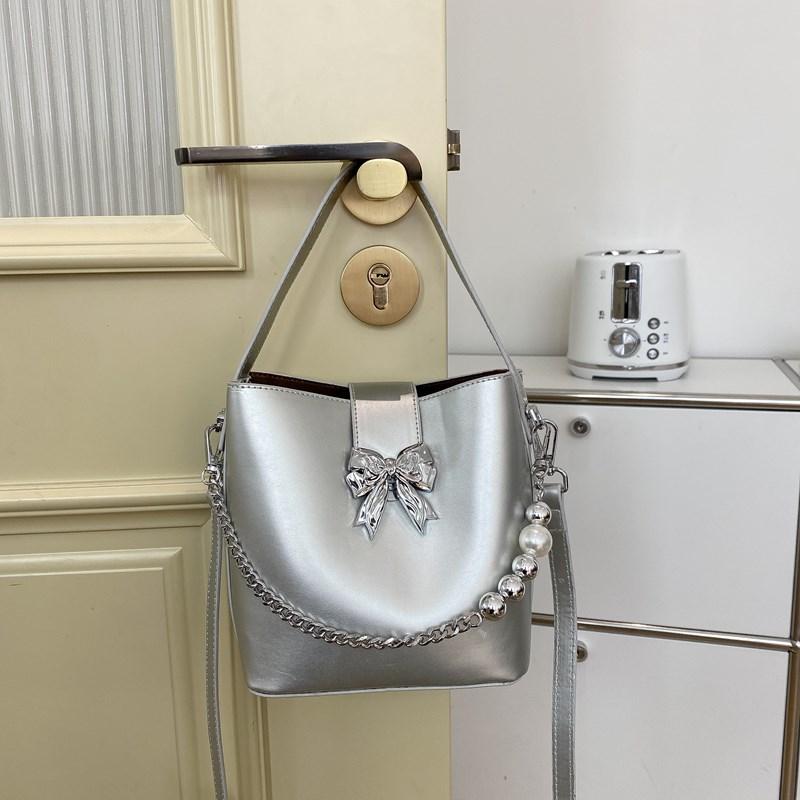 

Весна/лето, новинка, однотонная женская сумка через плечо из искусственной кожи, украшение в виде серебряного банта, модный тренд