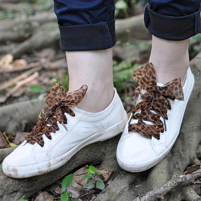 2 Stück Satin-Schnürsenkel mit Leopardenmuster | Stilvolle flache Schnürsenkel für Damenschuhe, 110 cm, Modische Accessoires