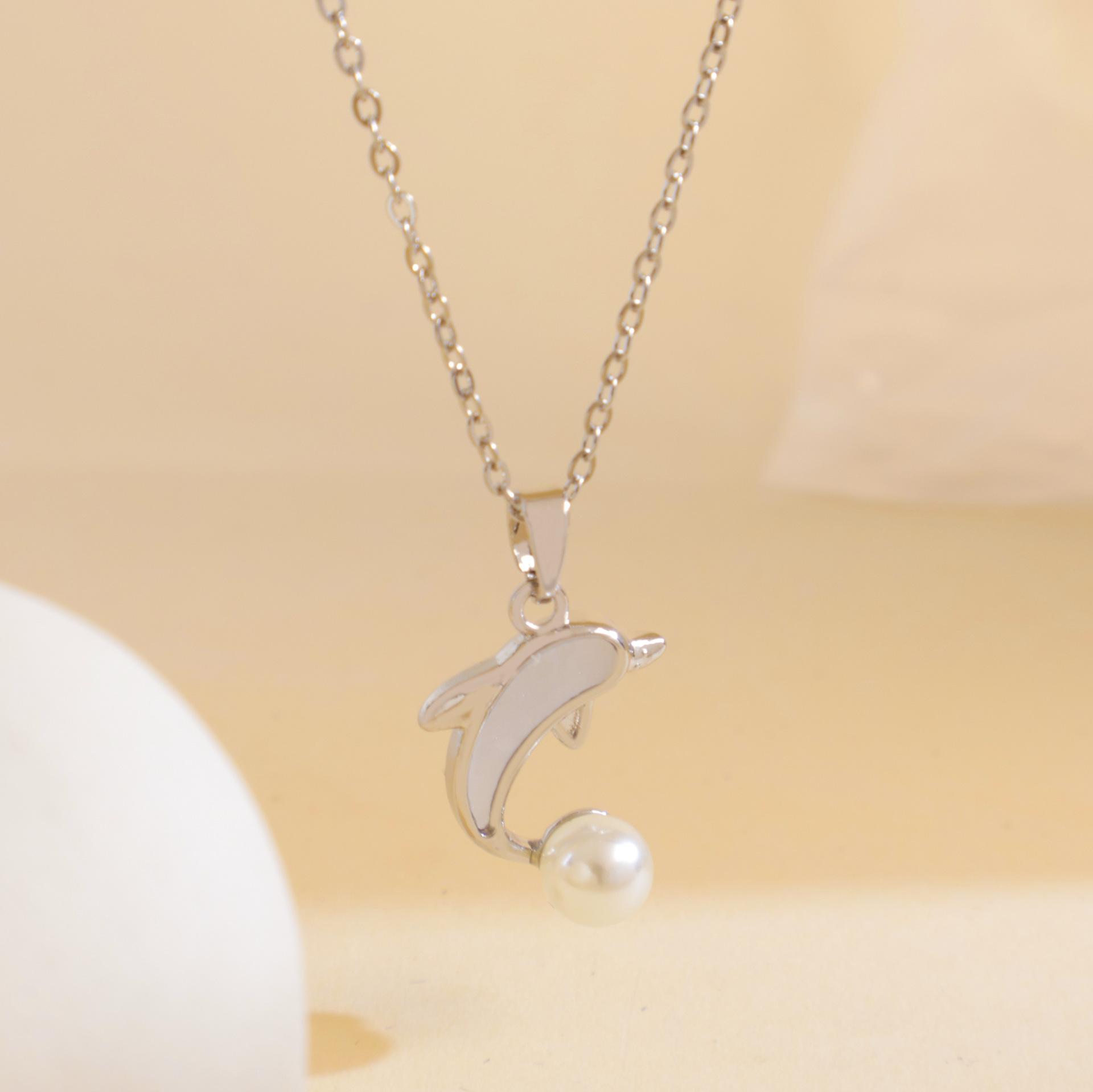 

Necklace Female Niche Design Sense Ginkgo Titanium Steel Necklace Light Luxury High Sense Versatile Non-fading Simple Accessories