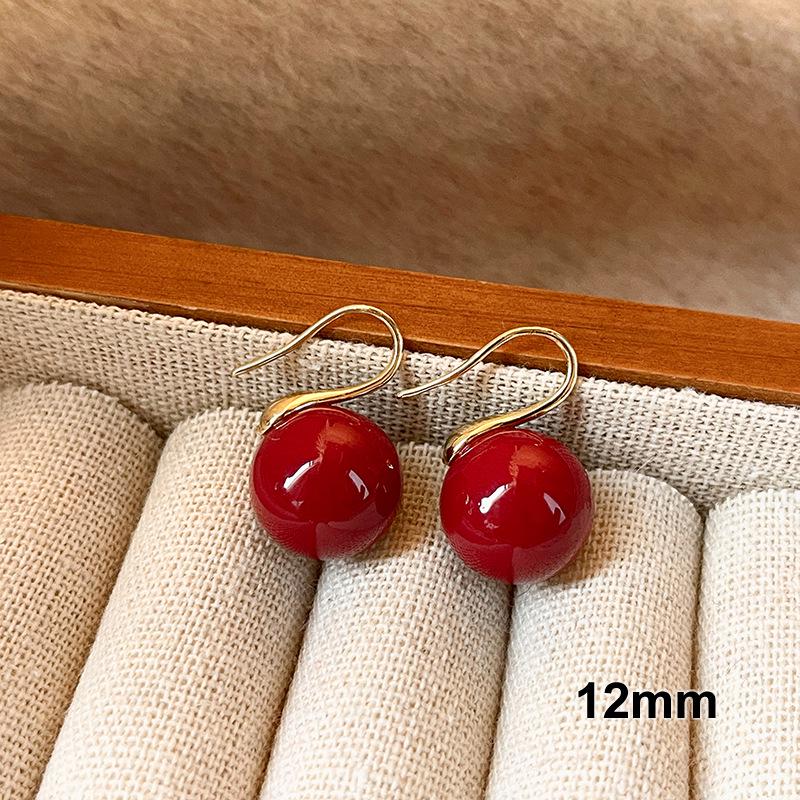 

Серьги на высоком каблуке с красным жемчугом и знаком зодиака — модный женский стиль знаменитостей