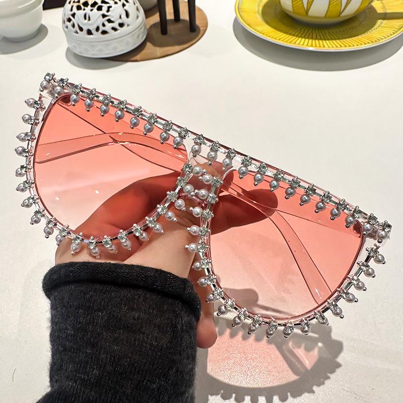 Sonnenbrille mit Strass-Glanz-Design, modischer einteiliger Rahmen, graue Sonnenbrille für Damen, trendige Dekoration für Partys