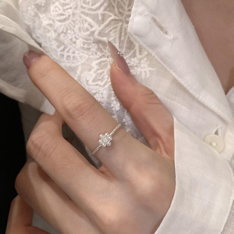 Simple Butterfly-shaped Thin Ring for Women, Stylish Finger Ring with Luxurious and High-end Feel, Elegant Opening Design for Index Finger.