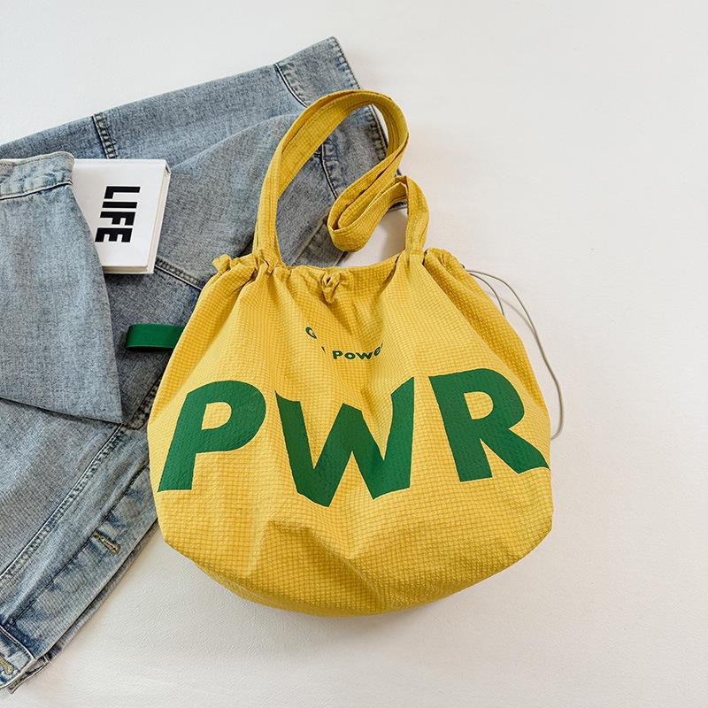 

Сумка через плечо большой вместимости под мышкой 2025 весна новая модель в иностранном стиле модный тренд женская повседневная сумка-тоут для поездок жёлтый