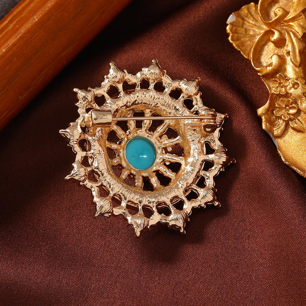 1Pc New Ethnic Style Imitation Turquoise Hollow Geometric Brooch Female Simple Summer Anti-light Pin Buckle Shawl Jacket Accessories