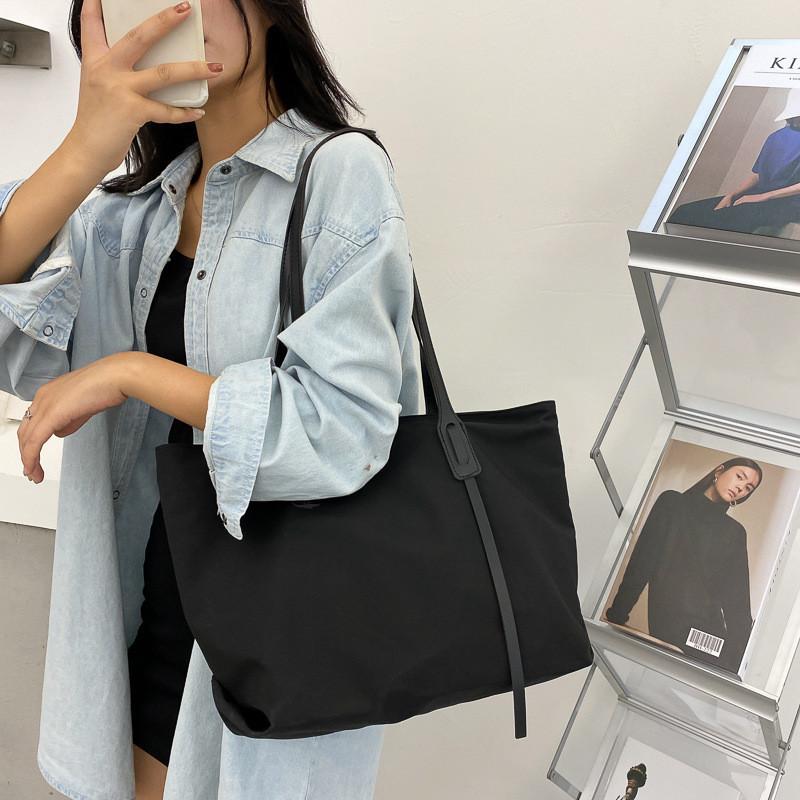 Stylish Nylon Women's Shoulder Bag 2023 Trendy Large Capacity Tote For Daily Use