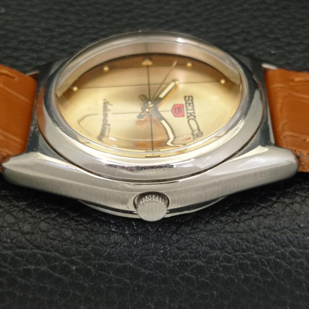 JAPAN VINTAGE SEIKO 5 AUTOMATIC 7025A MENS GOLDEN COLOR DIAL WATCH a701603-5 R206c-a701603