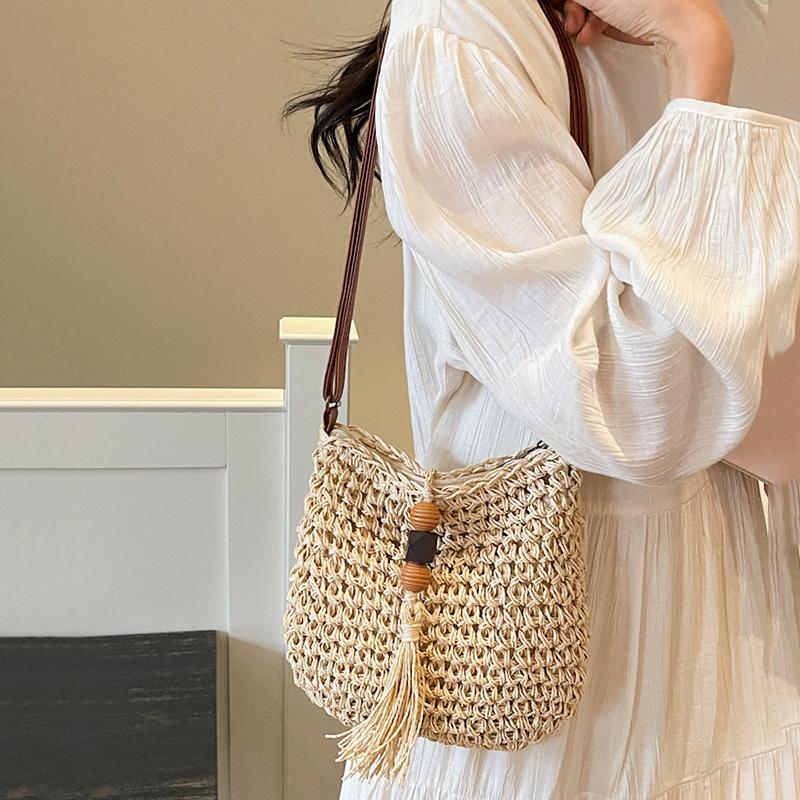 Women Handmade Straw Woven Small Saddle Bag Fashion Crossbody Shoulder Bag Ladies Simple Design Summer Travel Beach Bag CLE