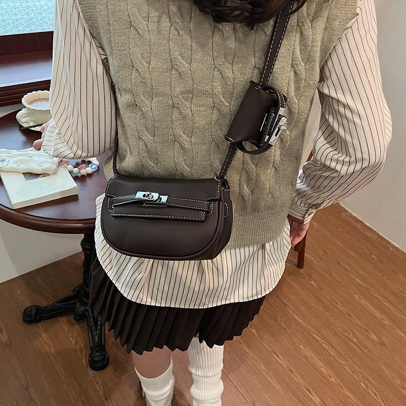 

2025 новая сумка-мессенджер модный тренд маленькая квадратная сумка повседневный нишевый дизайн высокое чувство в этом году популярная сумка для поездок на работу 20*7*11 шоколадный