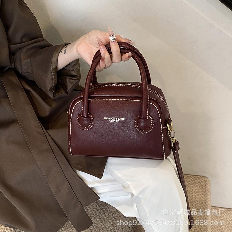 

Retro niche portable commuter bag autumn and winter women 2025 new fashion trendy Korean versatile portable shoulder messenger bag червоний