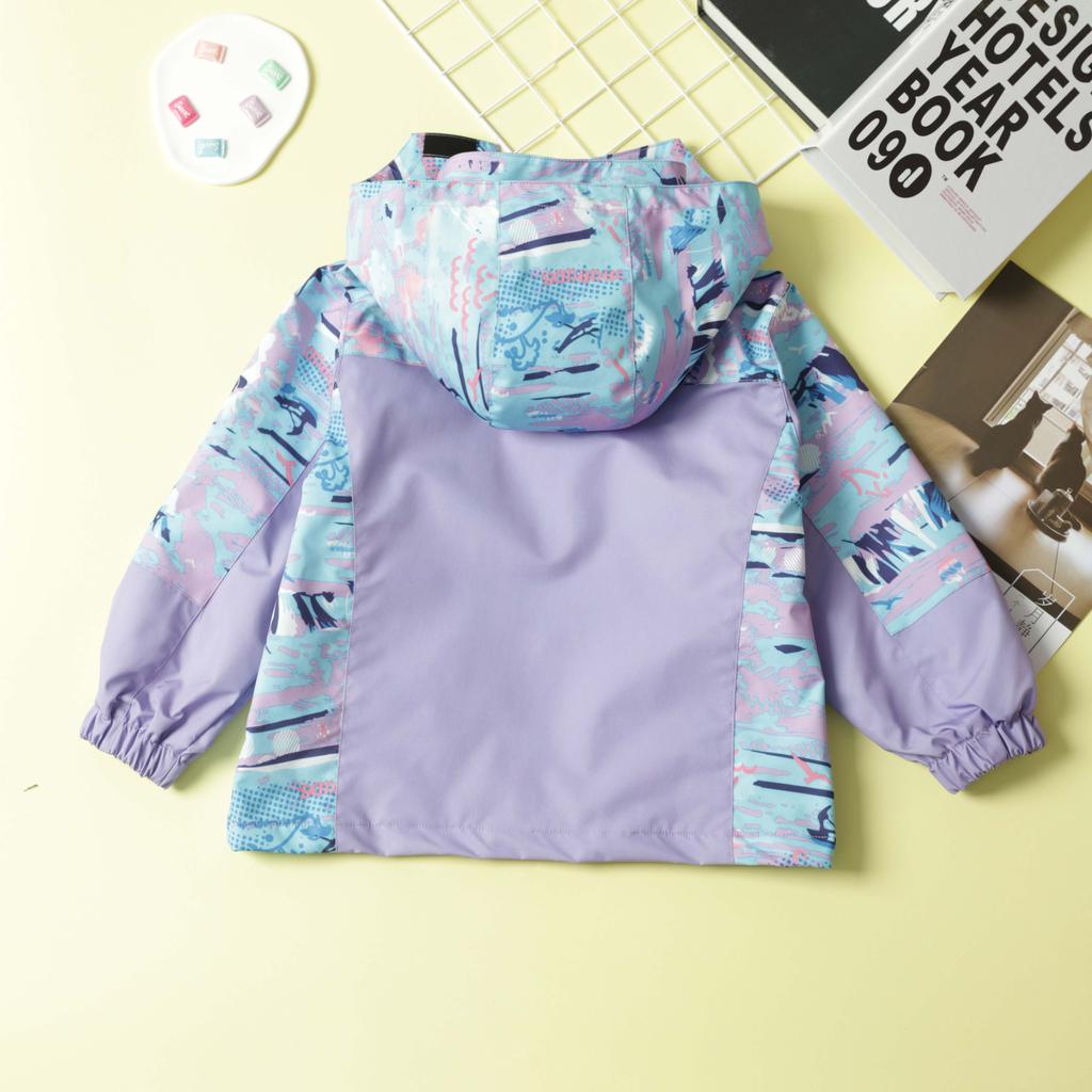 Světlá a odolná dětská větrovka pro venkovní dobrodružství