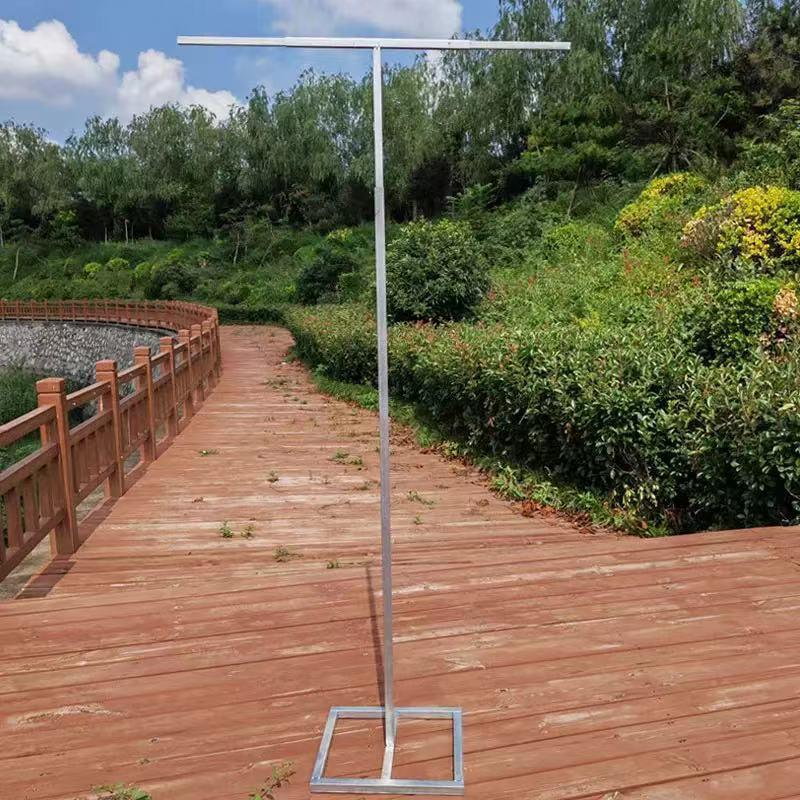 Arc de Nuntă Elegant din Fier Forjat cu Draperii din Voal pentru Ceremonii pe Gazon