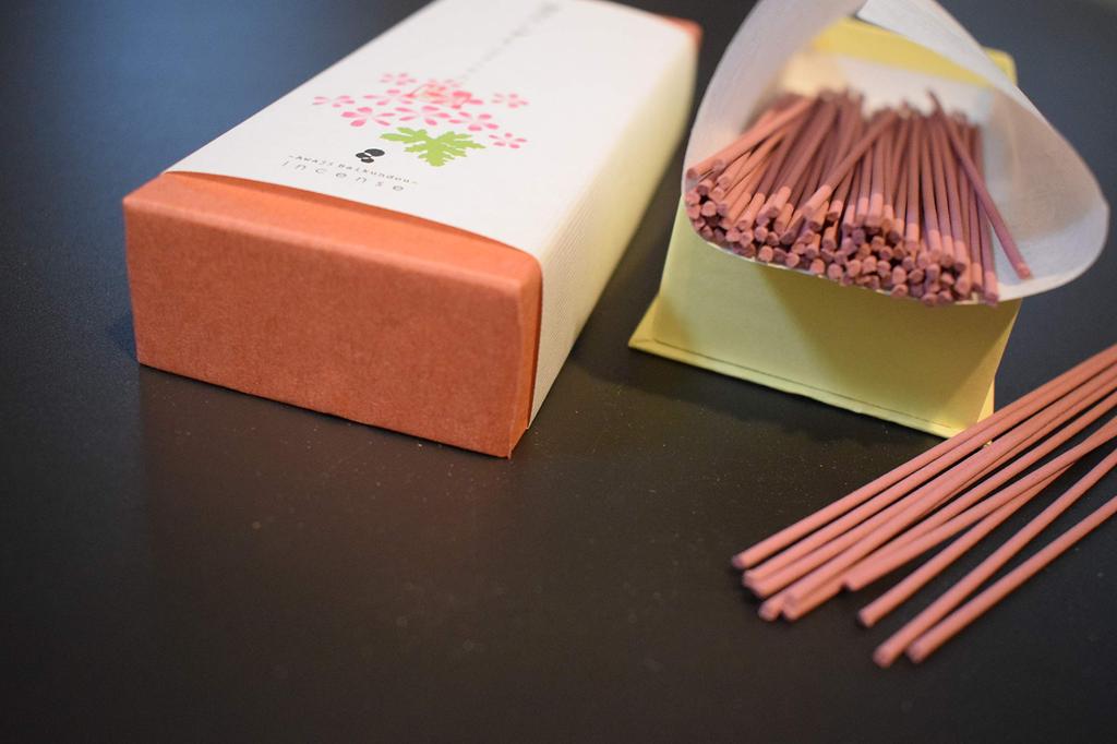 Awaji Umekundo Incense Sticks, Drops of Geranium Essential Oil, 30g, Floral Incense Sticks, Floral Scent, Premium Incense, Delicious Scent, Gift,