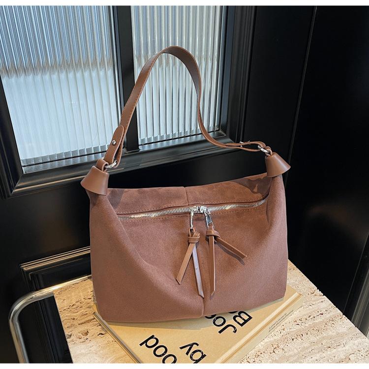 

2025 New Large Capacity Frosted Retro Tote Bag Stylish and Simple Commuter Slack Shoulder Crossbody Bag темно-коричневого