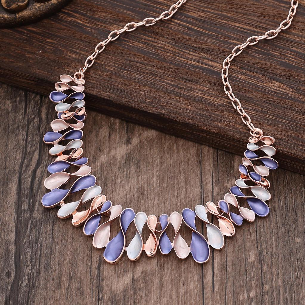 Pendentif long fleur géométrique creuse couleur émail, pendentif collier polyvalent en forme de cœur pour femme à sens élevé