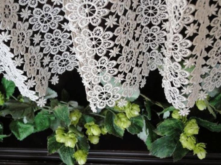 

Слегка ретро кафе-занавеска из гипюрового кружева с множеством цветов [высотой 60 см], полудлинная (белый) белый