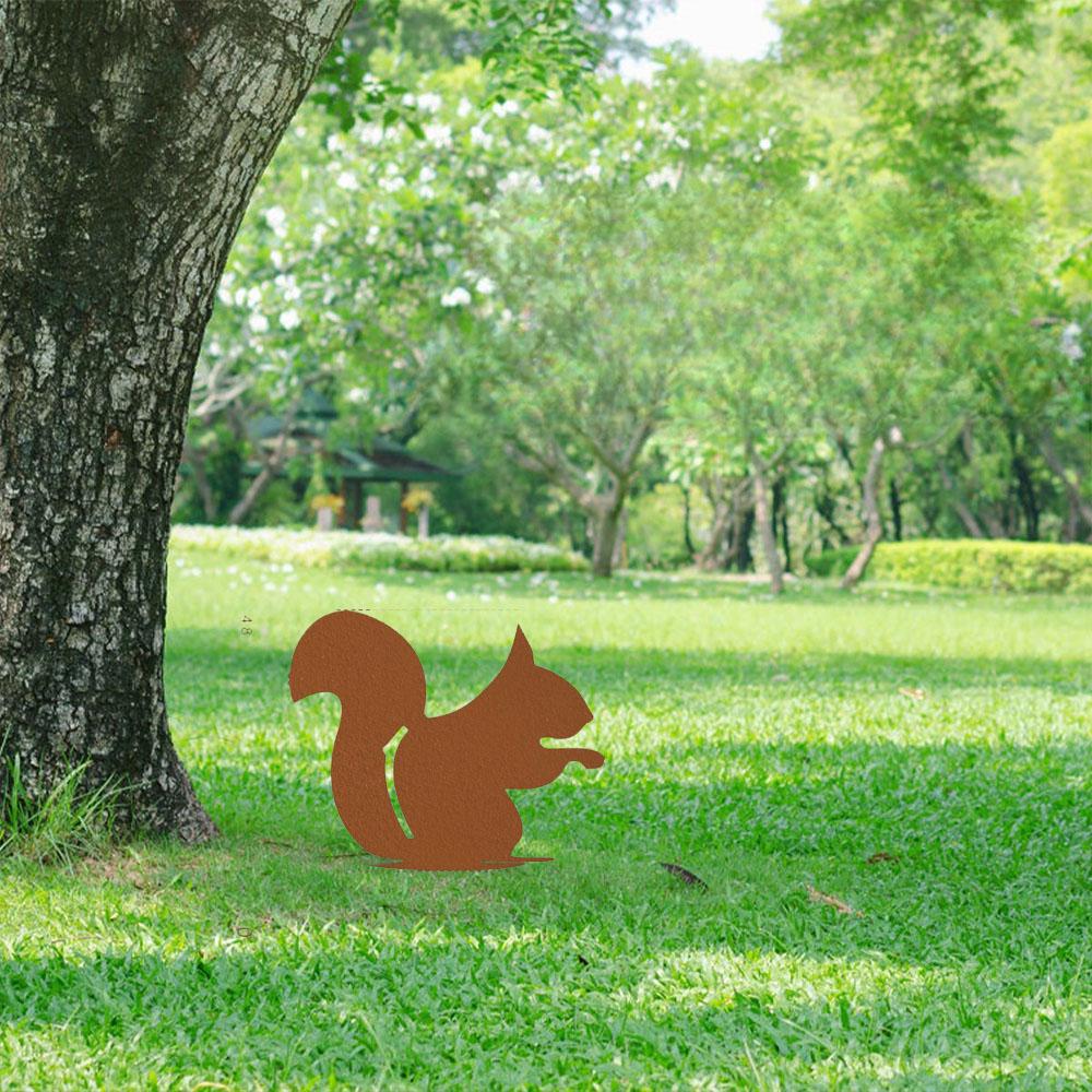 1pc Squirrel Metal Garden Stake - Enhance your yard with this stake. Ideal for fall and outdoor. Elegant garden ornament