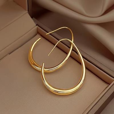 O pereche de cercei cu cerc în formă de lacrimă, minimalisti, chic, care emană eleganță, perfecti pentru doamne, pentru a-i purta la petreceri și vacanțe.