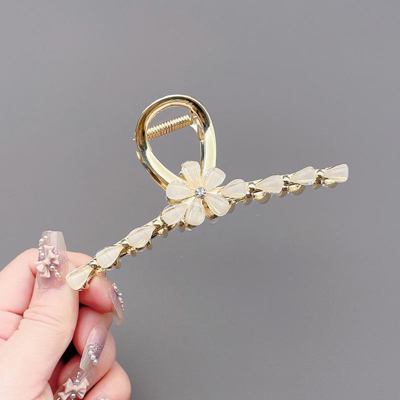 

Заколка для волос «Акула» с жемчугом и стразами «Лилия долины»