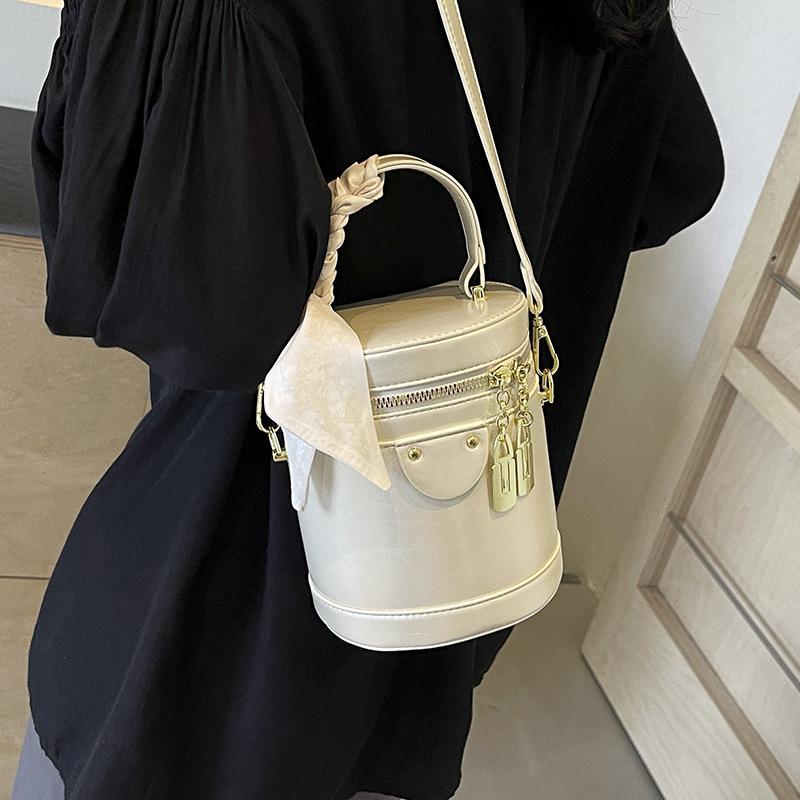 This Year's Popular New Products Are Fashionable, High-end, Foreign-style, Elegant, Portable Cylindrical Bags, Casual and Versatile Korean Version of