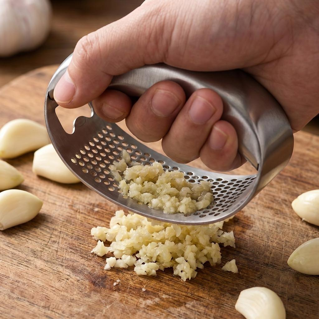 Stainless Manual Garlic Press with Handle, Easy To Use Garlic Mincer and Crusher for Kitchen