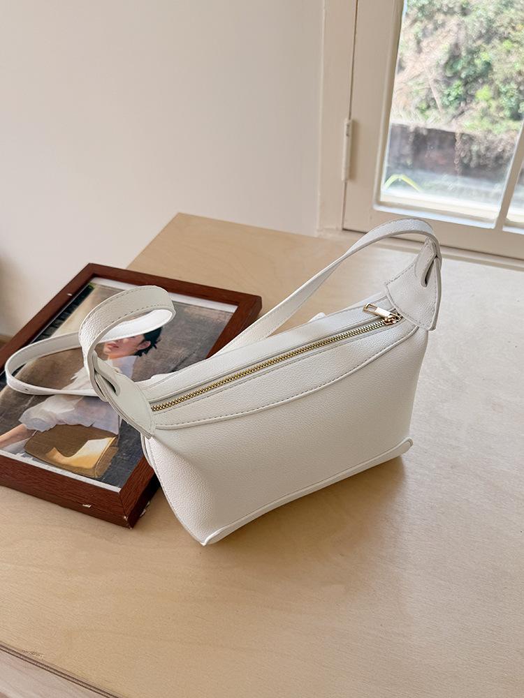 

This year, retro small bags are popular for women s 2025 summer new foreign-style versatile messenger bags, high-end shoulder armpit bags.