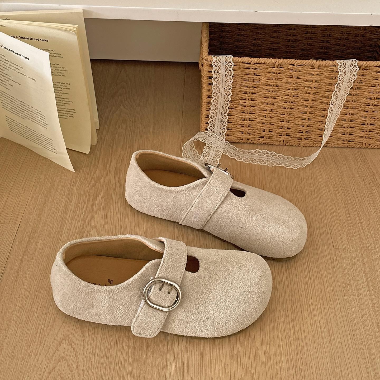 

Queen Fan retro brown flat-bottomed shallow mouth single shoes women s 2025 new autumn skirt soft-soled Birkenstock single shoes 35 бежевый