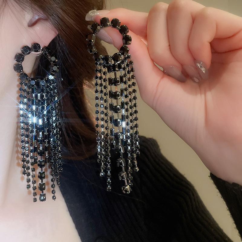 Diamond-set round long fringed earrings, personalized exaggerated dark wind earrings, high-end earrings.