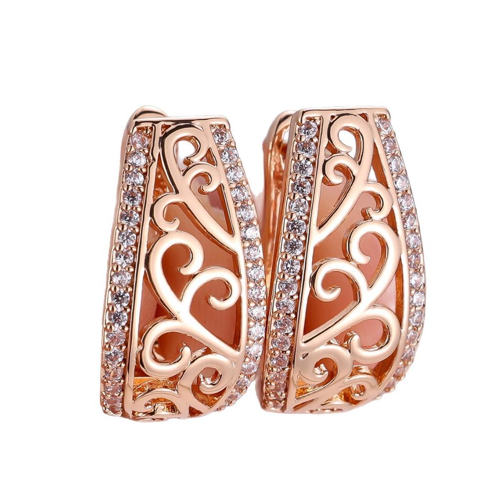 Hollow pattern with diamond engraved ear buckles, retro curly grass pattern earrings, high-end versatile earrings.