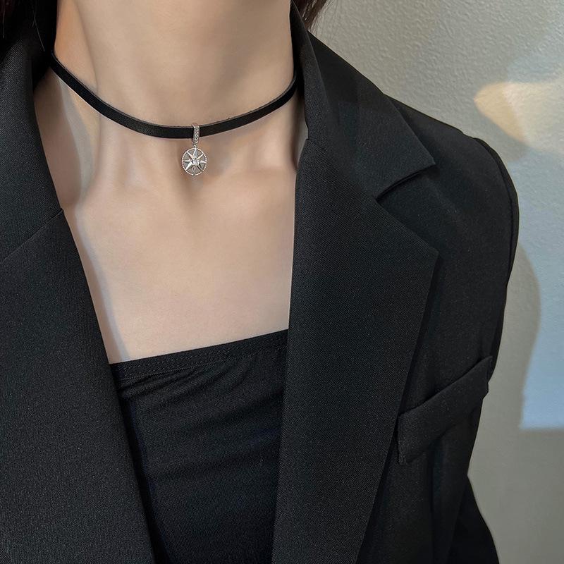 Dámský elegantní černý hvězdný choker: Špičkový náhrdelník na klíční kost, sladký a ostrý design