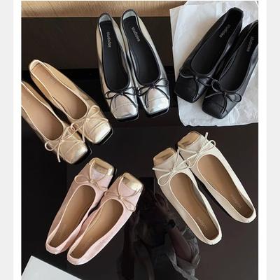 Ballerina hat einen eckigen Kopf und einen flachen Mund und trägt flache Einzelschuhe an einem Fuß.