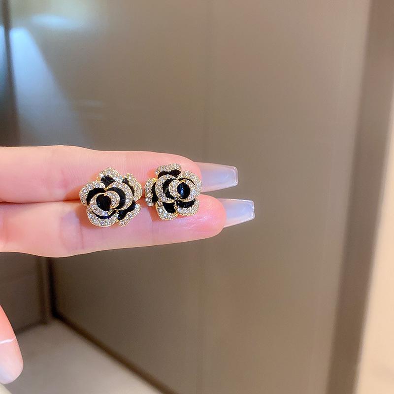 Boucles d'oreilles de luxe tendance 2024 accrocheuses pour femmes: Boucles d'oreilles à clous tendance et polyvalentes pour l'automne et l'hiver