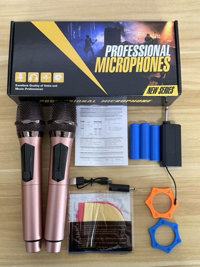 

Двойной беспроводной ручной микрофонный комплект с зарядкой для наружных трансляций, встреч и пения